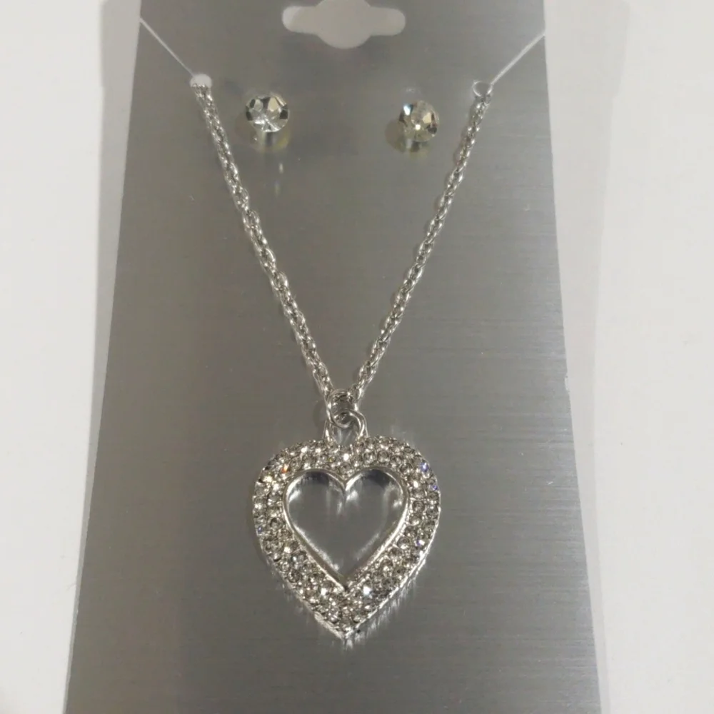 Silver Sparkling Heart Pendant Necklace & Stud Earrings - Women' Fashion Jewelry